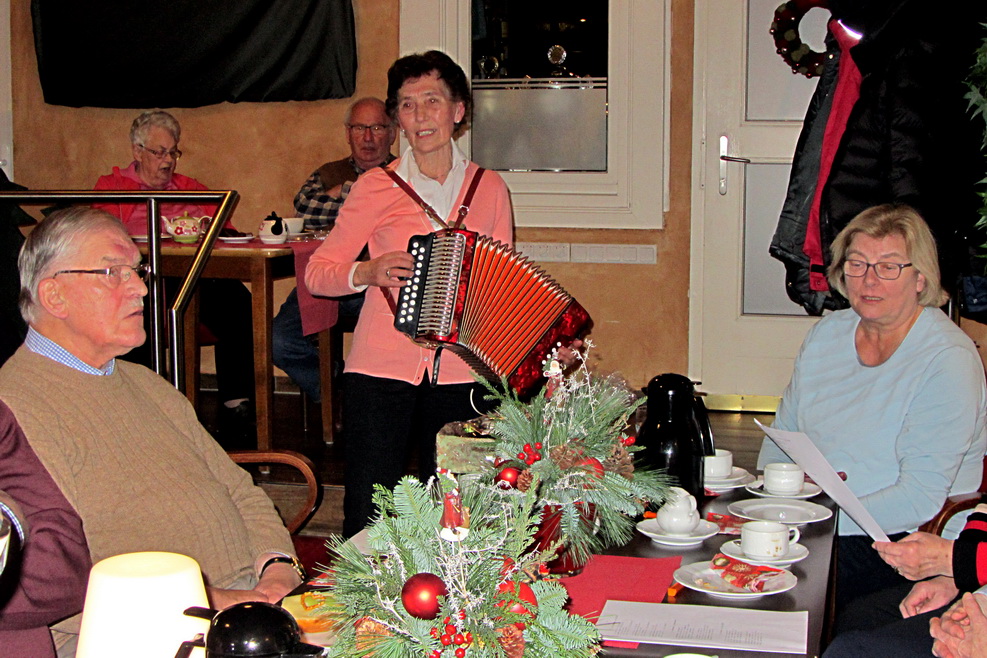Musikalische Begleitung bei den Weihnachtsliedern durch Paula Pelster