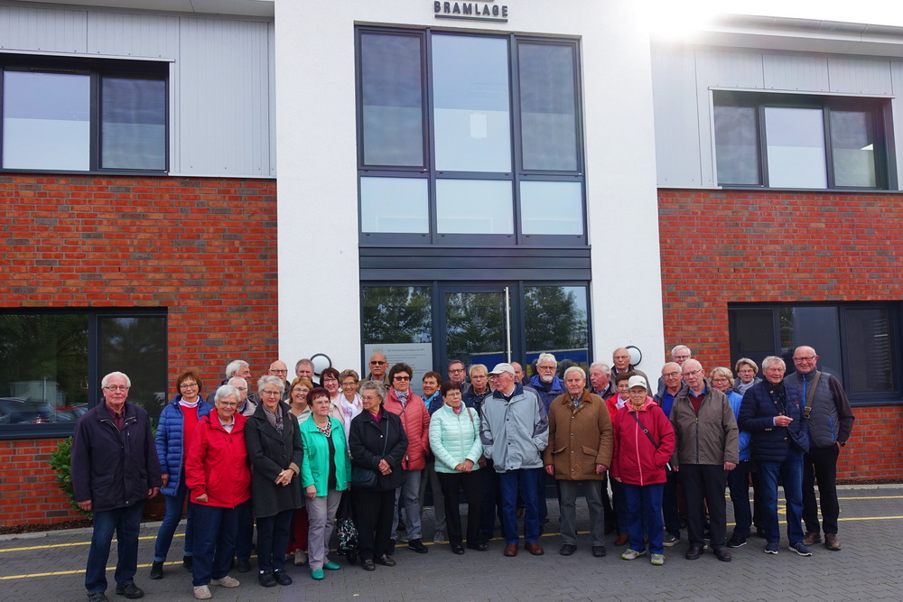 Vor dem Eingang des Bürogebäudes von Berry Bramlage, Benzstraße 2, 49413 Dinklage