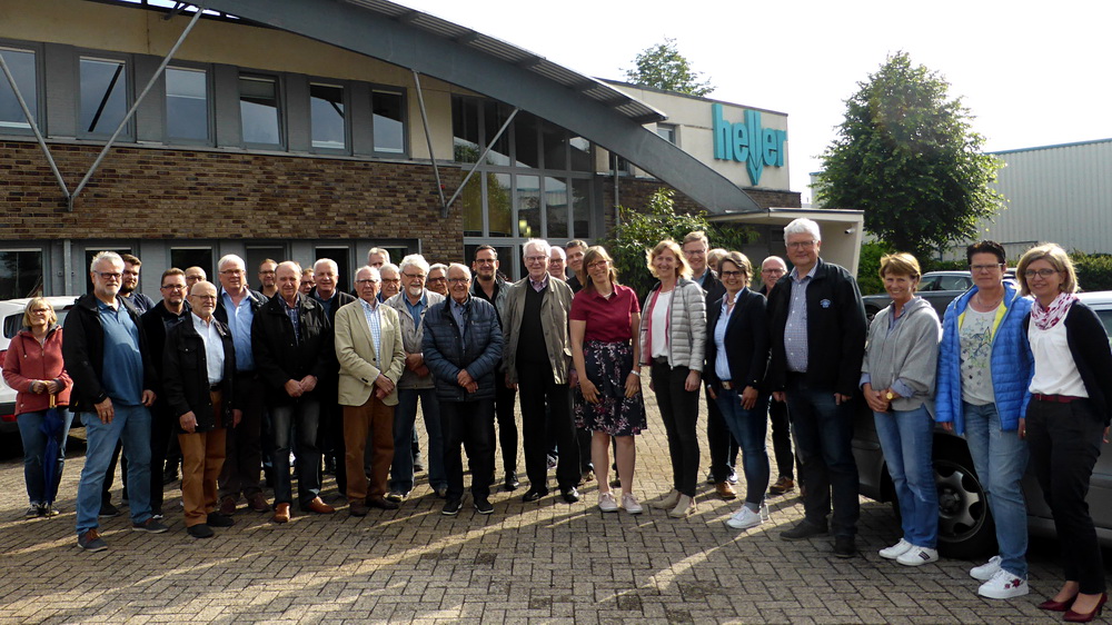 Empfang der CDU-Gruppe vor dem Firmengelände:  Robert Blömer (4. v. rechts) konnte zur Heller-Besichtigung 35 Teilnehmer begrüßen.