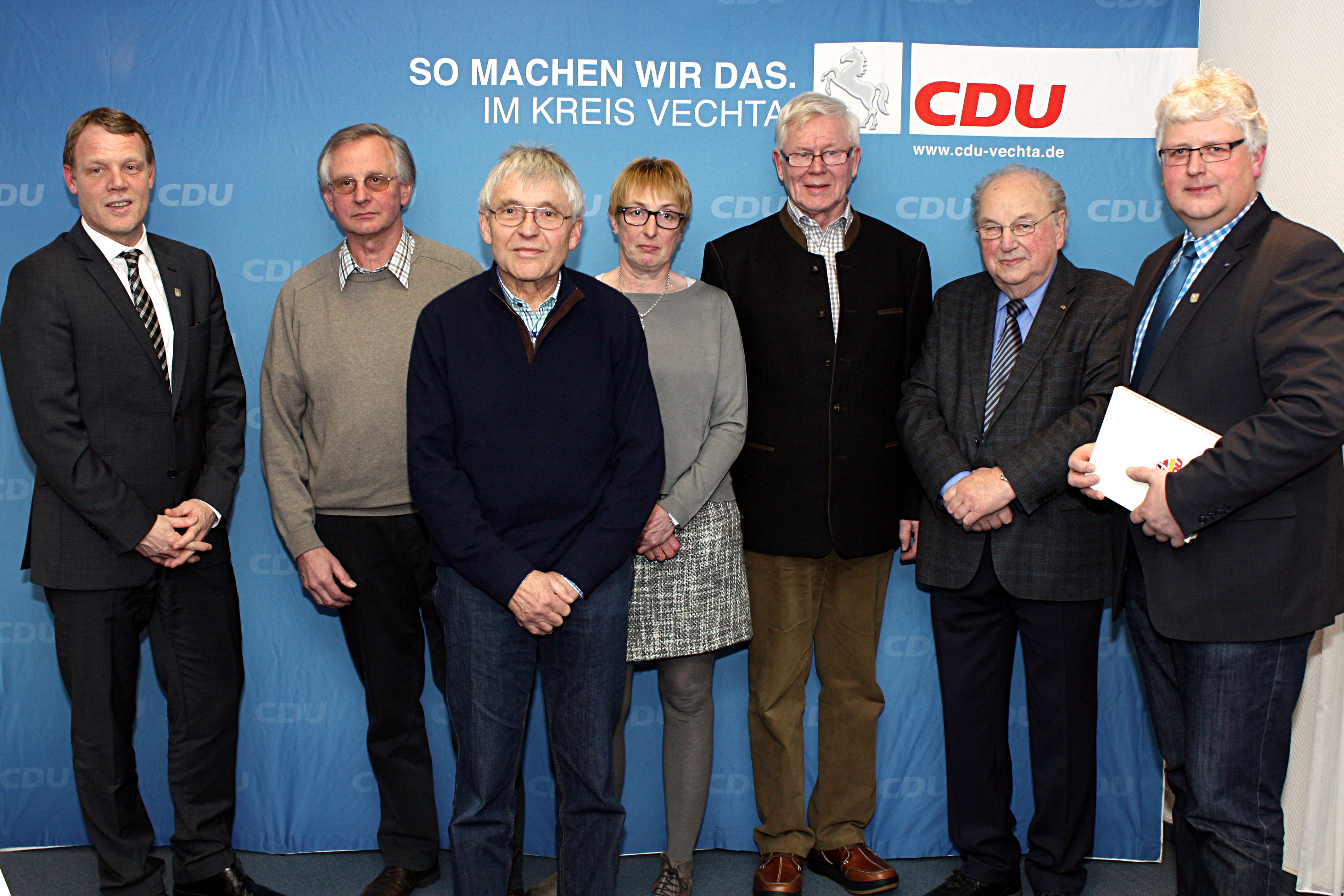 v. links: Bürgermeister Frank Bittner, Dr. Ferdinand Vodde, Paul Reckzeh, Brigitte Bornhorst, Günther Wittrock, Altbürgermeister Josef Kathe, CDU-Vorsitzender Robert Blömer.